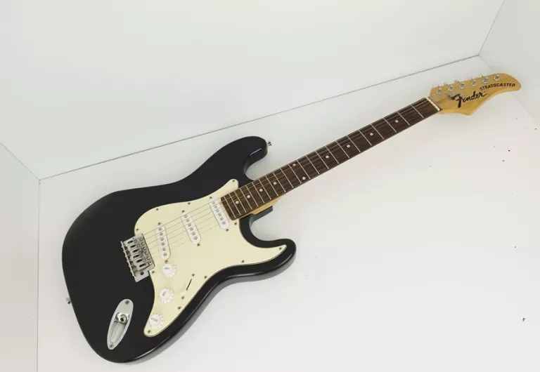 GITARA ELEKTRYCZNA FENDER STRATOCASTER