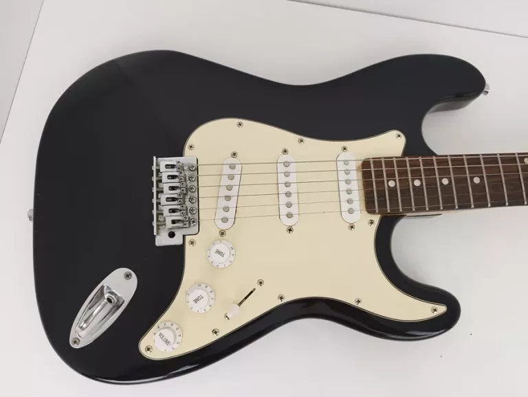 GITARA ELEKTRYCZNA FENDER STRATOCASTER