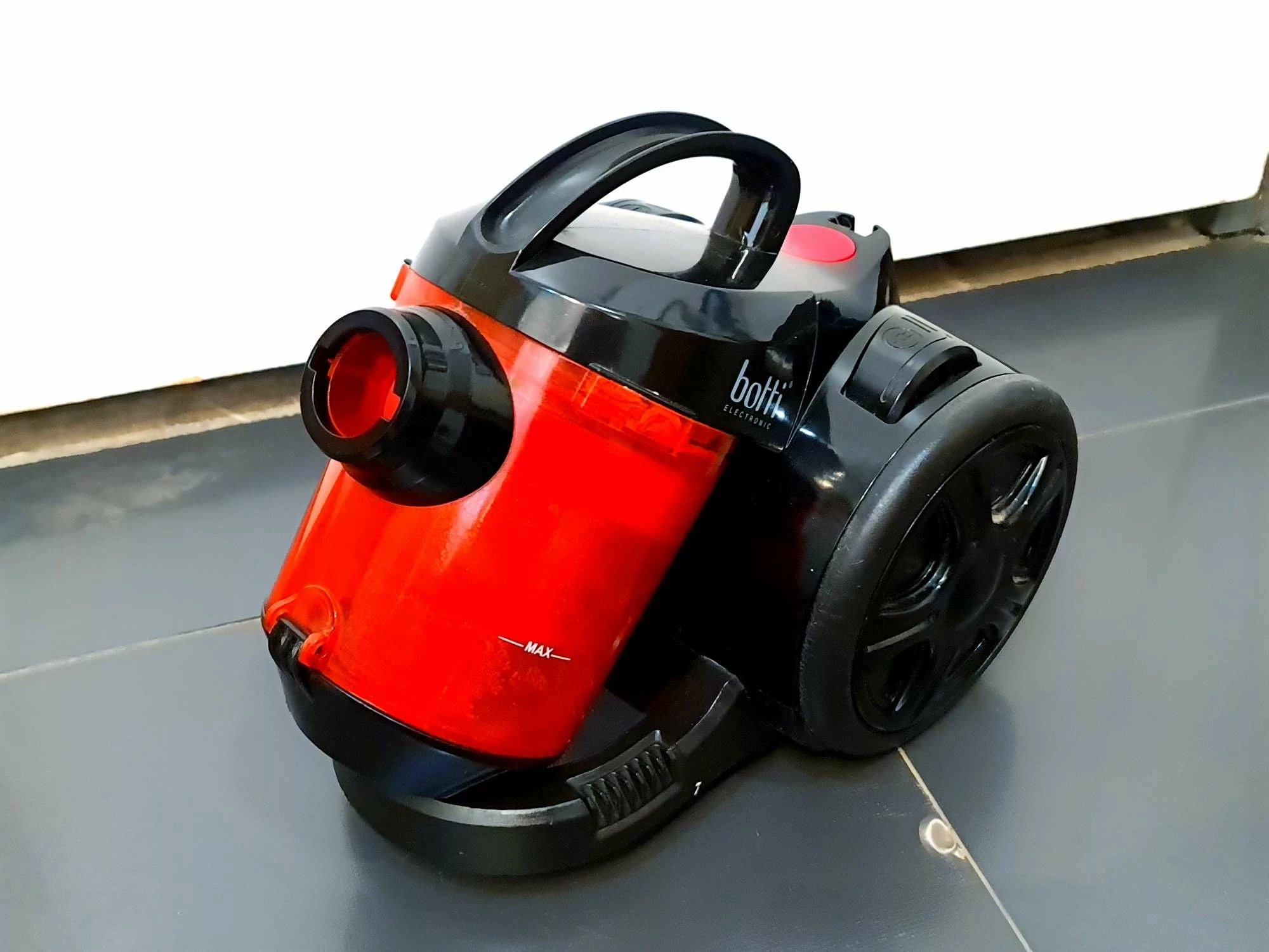 odkurzacz-bezworkowy-botti-kolor-dominujacy-czerwony