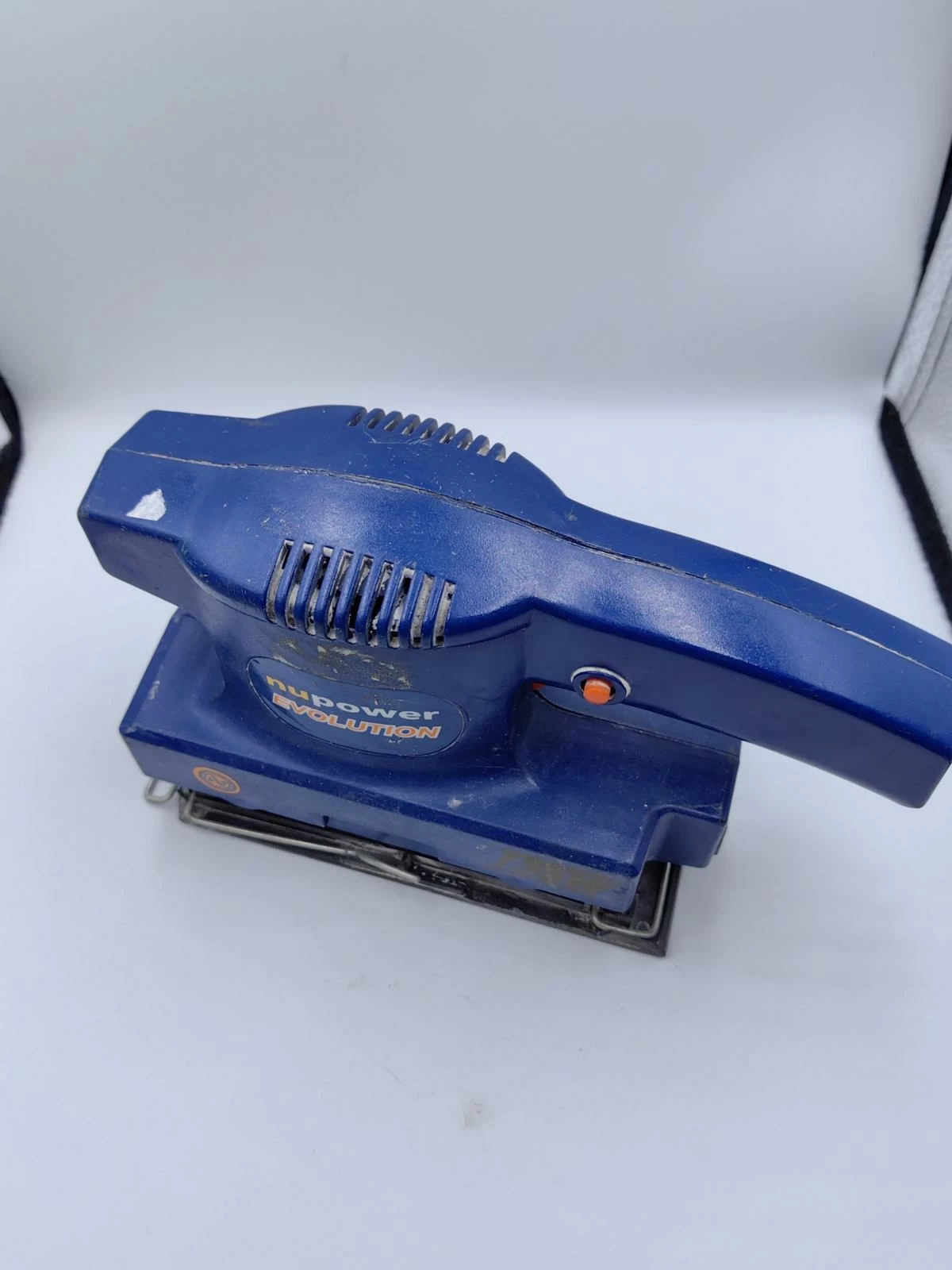 szlifierka-oscylacyjna-nupower-npe135-opis-stan-uszkodzony