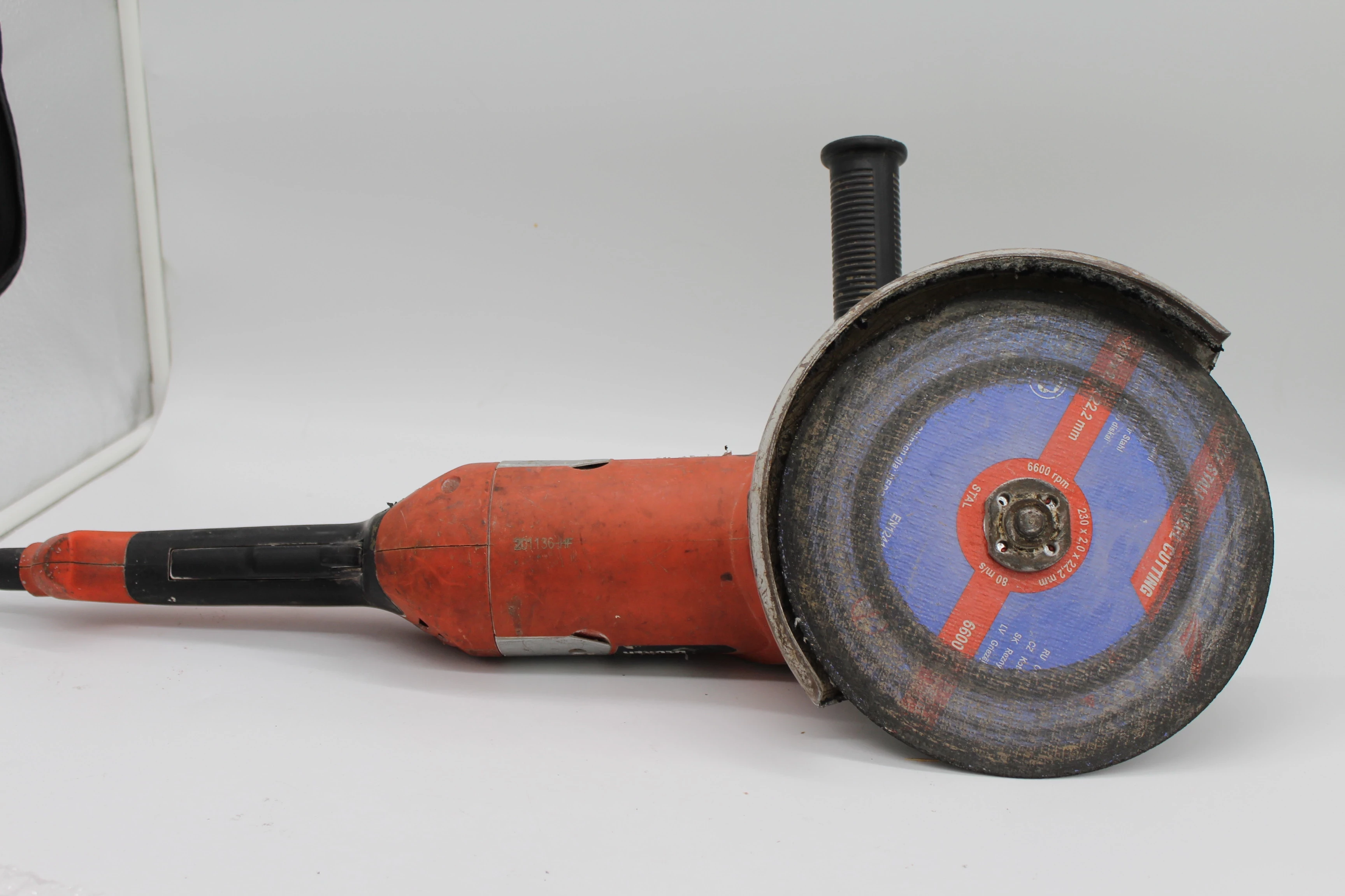 szlifierka-katowa-black-decker-kg2000-rodzaj-zasilania-sieciowe