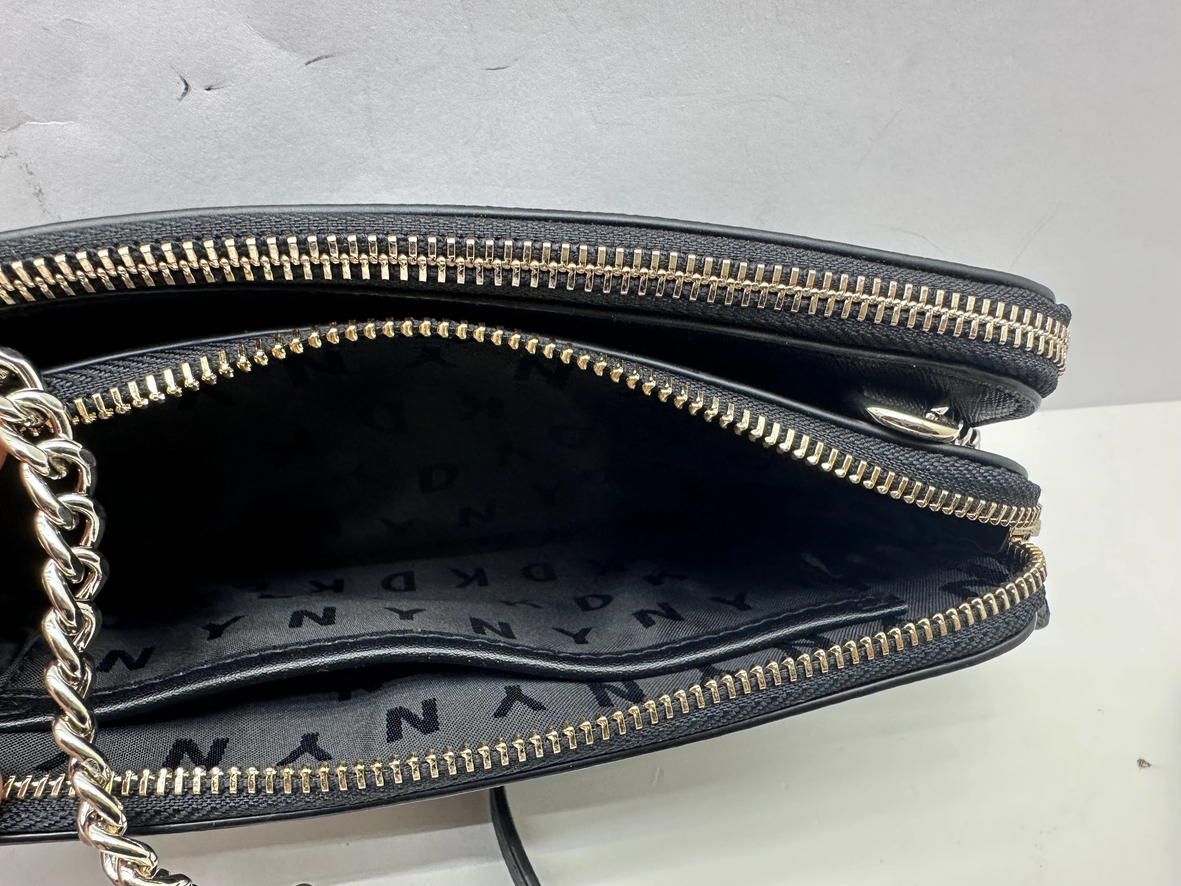 dkny-02509-mala-torebka-na-pasku-wielkosc-mala-nie-mieszczaca-a4