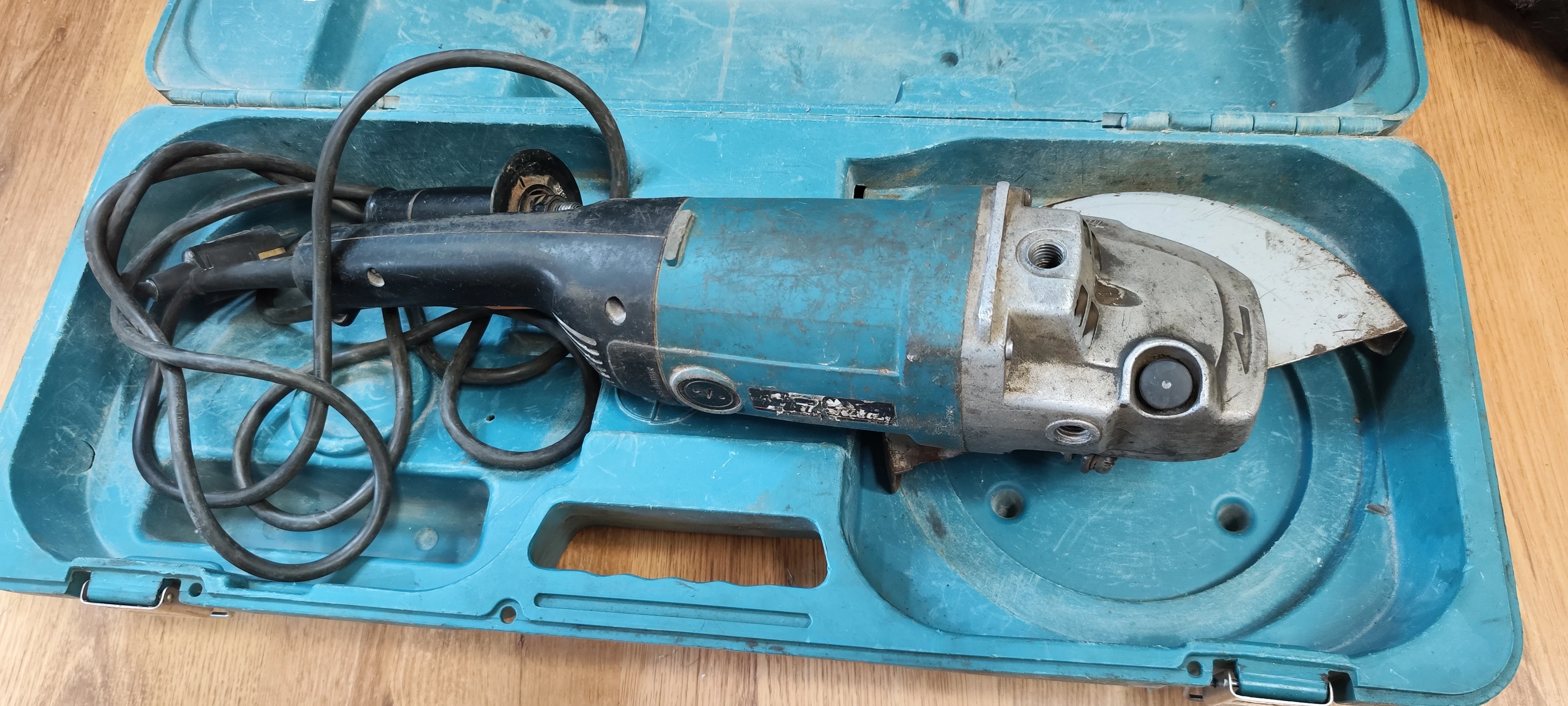 szlifierka-katowa-makita-9069-rodzaj-zasilania-sieciowe