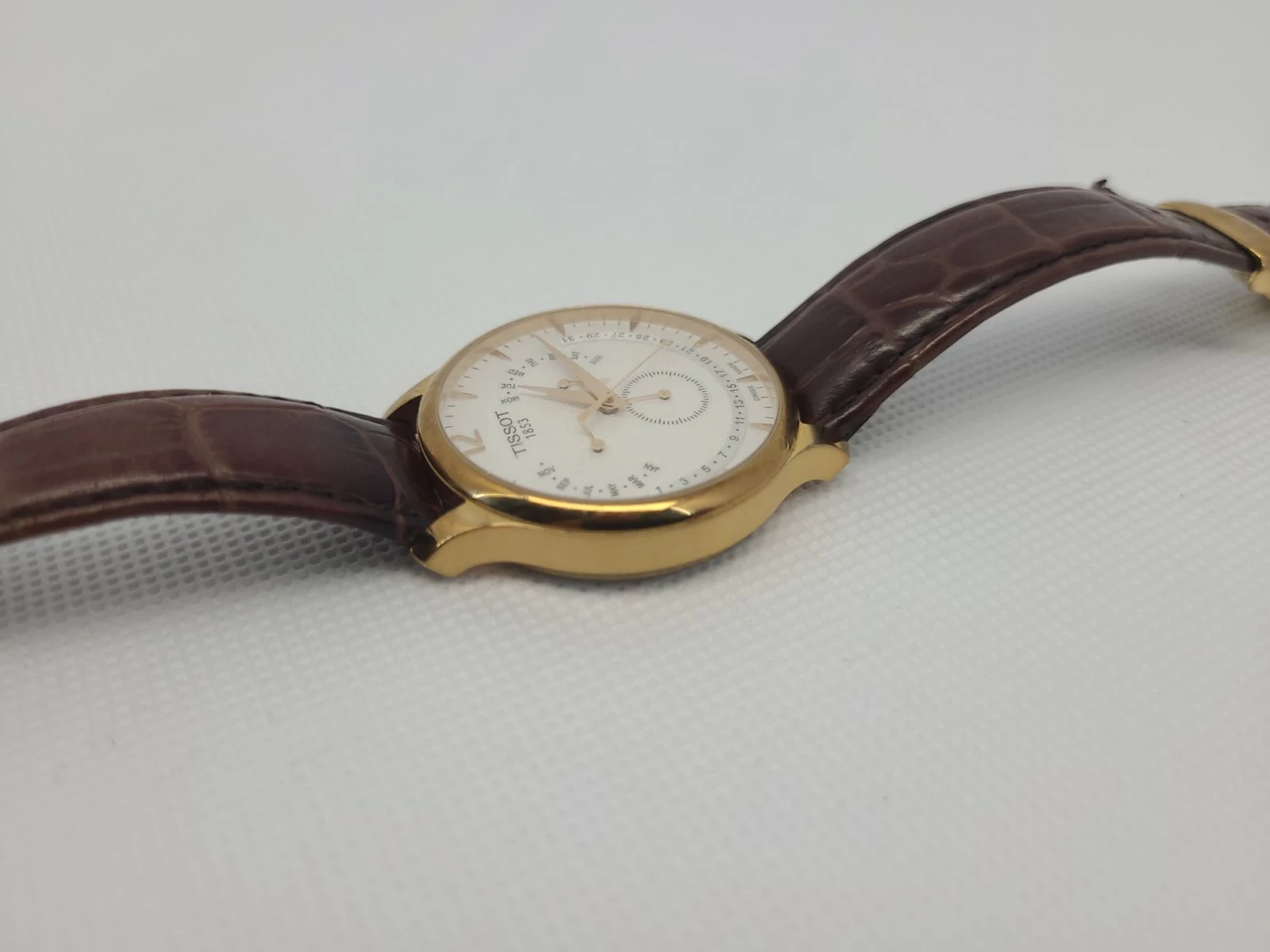 zegarek-meski-tissot-1853-t063617a-funkcje-datownik