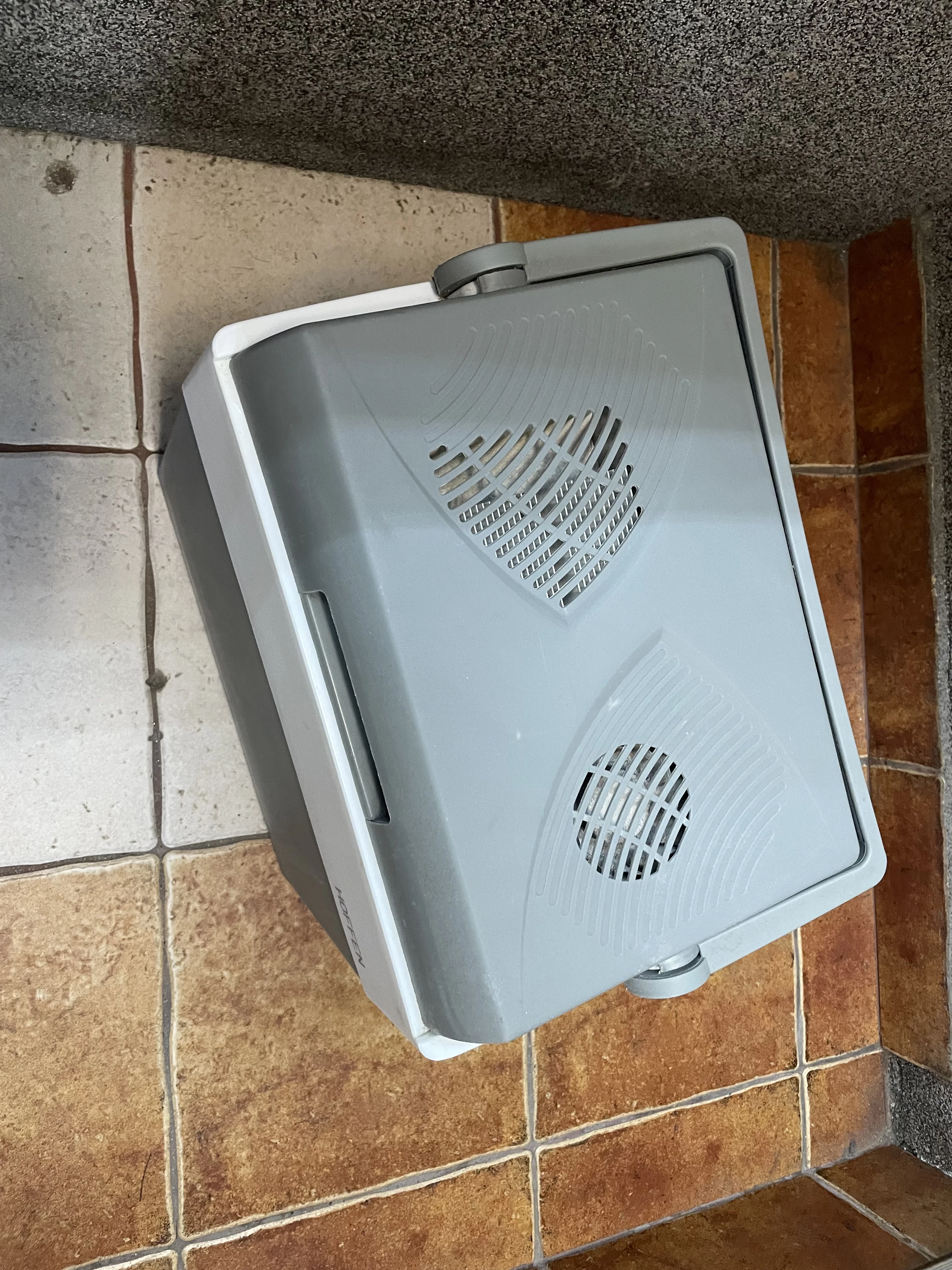 lodowka-turystyczna-28l-3-tryby-zasilanie-gniazdk-model-ecb0139-23