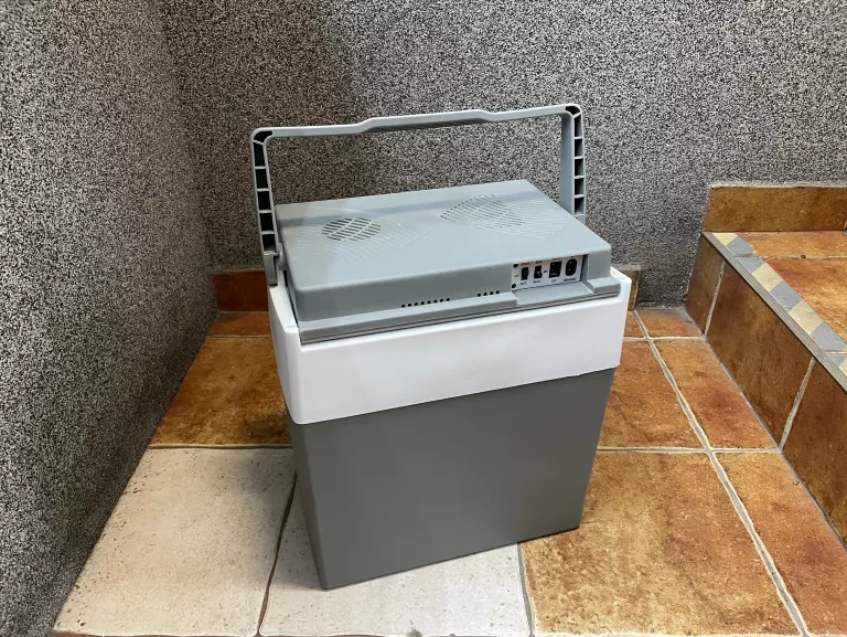 lodowka-turystyczna-28l-3-tryby-zasilanie-gniazdk-stan-uzywany