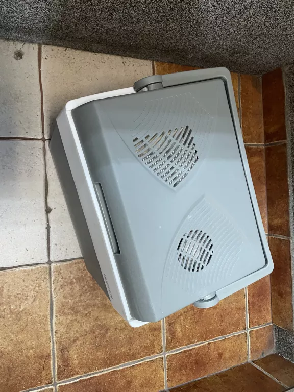 lodowka-turystyczna-28l-3-tryby-zasilanie-gniazdk-model-ecb0139-23