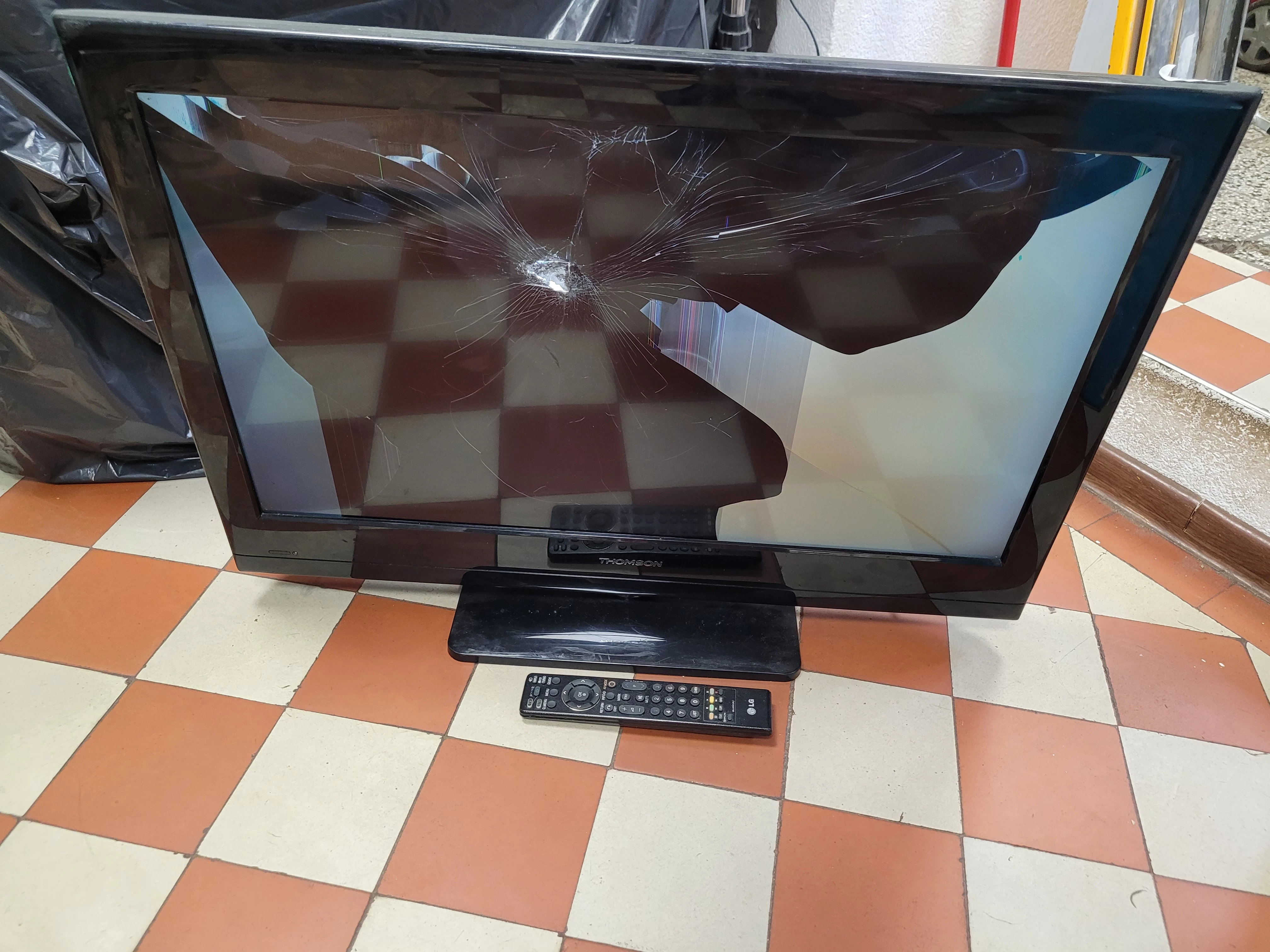 tv-samsung-peknieta-ramka-sprawny-stan-uszkodzony