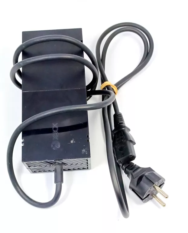 KONSOLA XBOX ONE 1540 1TB+1 PAD+KINECT+PUDEŁKO