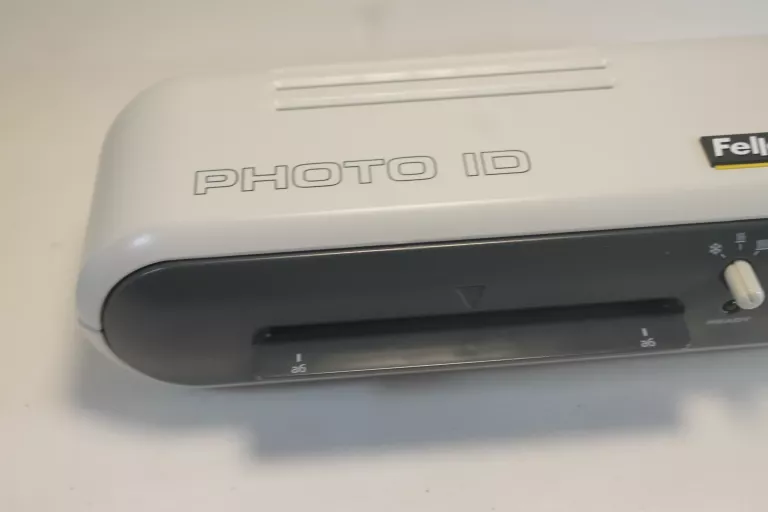 FELLOWES PHOTO ID LAMINATOR + PUD