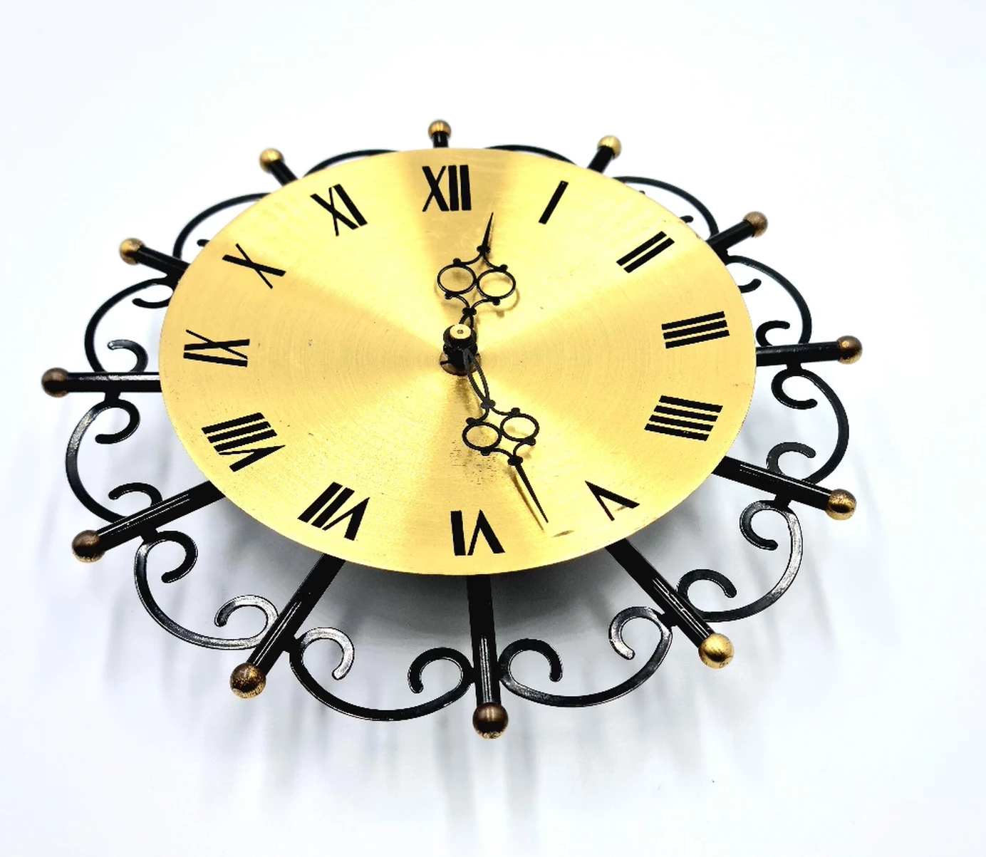 zegar-scienny-metaloplastyka-mechaniczny-stan-nie-wymaga-renowacji