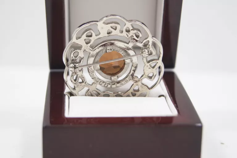 SREBRNY STYL VINTAGE BROSZKA Z GRANATEM