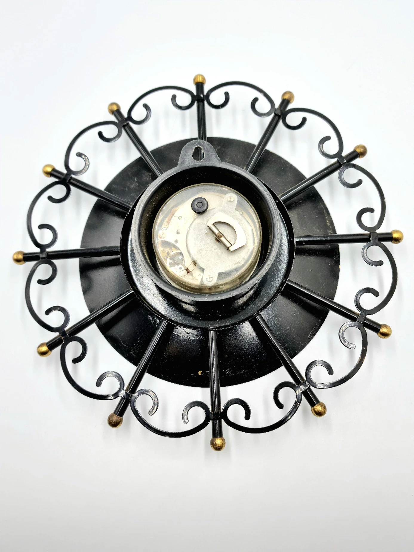 zegar-scienny-metaloplastyka-mechaniczny-marka-bez-marki