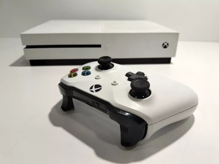 KONSOLA XBOX ONE S 1681 1TB + PAD + FIFA20 - OPIS