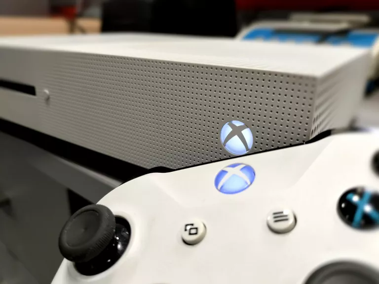KONSOLA XBOX ONE S 1681 1TB + PAD + FIFA20 - OPIS