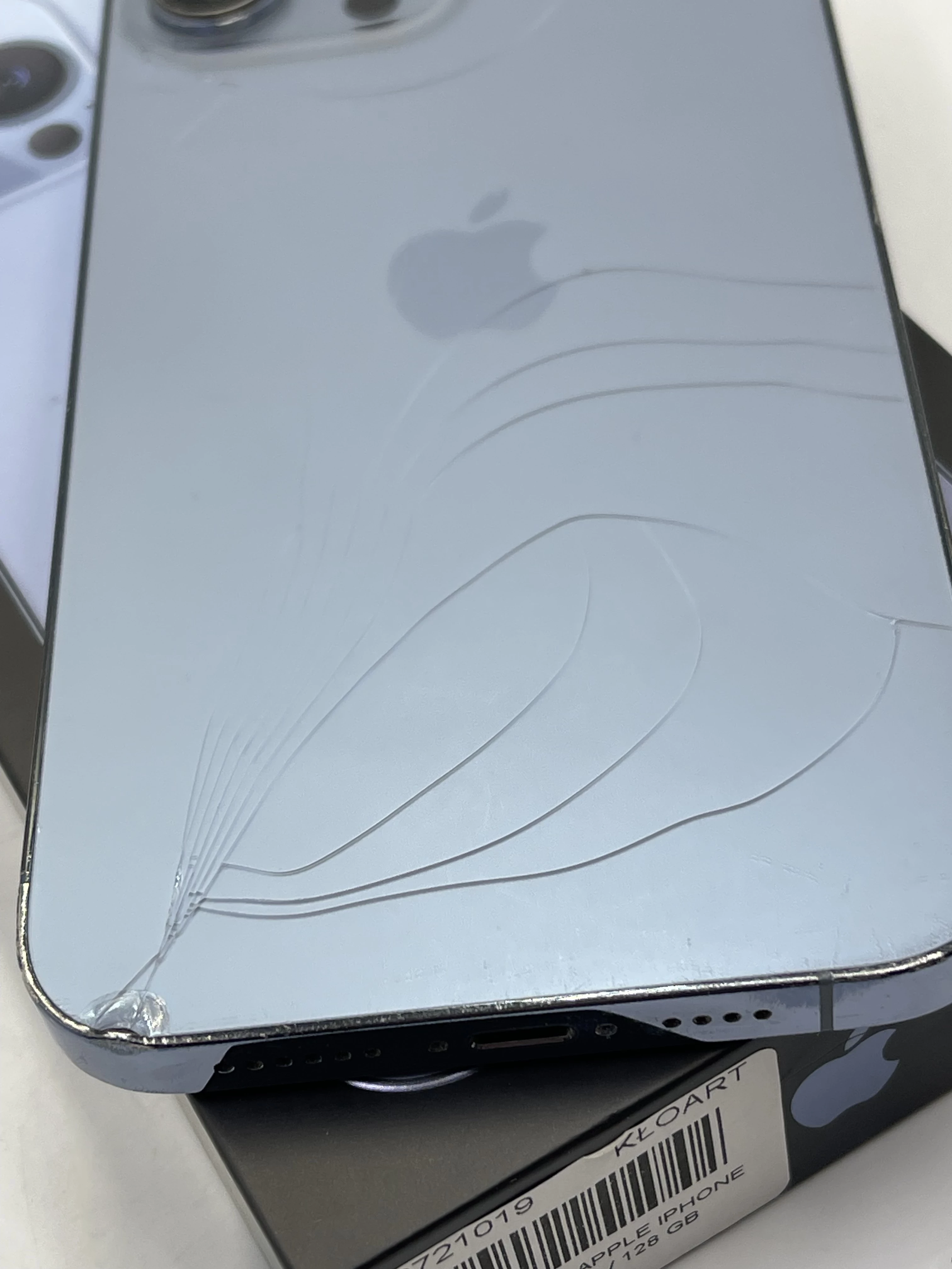 telefon-apple-iphone-13-pro-max-polecamy-opis-ladowarka-w-komplecie-nie