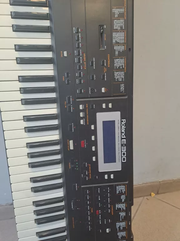 KEYBOARD ROLAND E300