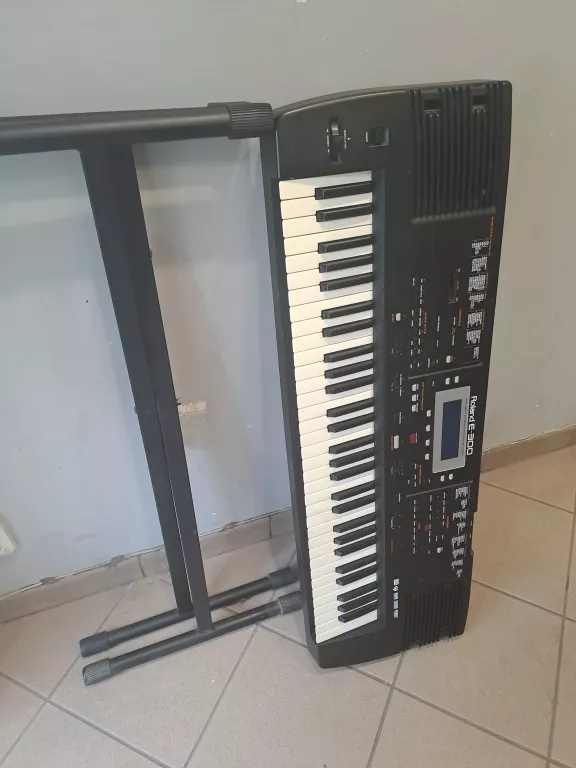 KEYBOARD ROLAND E300