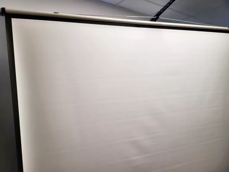EKRAN PROJEKCYJNY NA STATYWIE 132X170CM