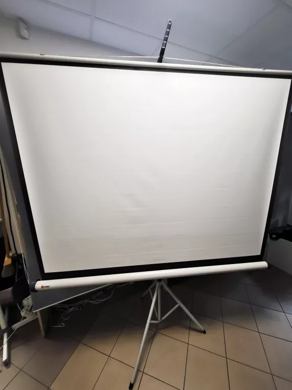EKRAN PROJEKCYJNY NA STATYWIE 132X170CM