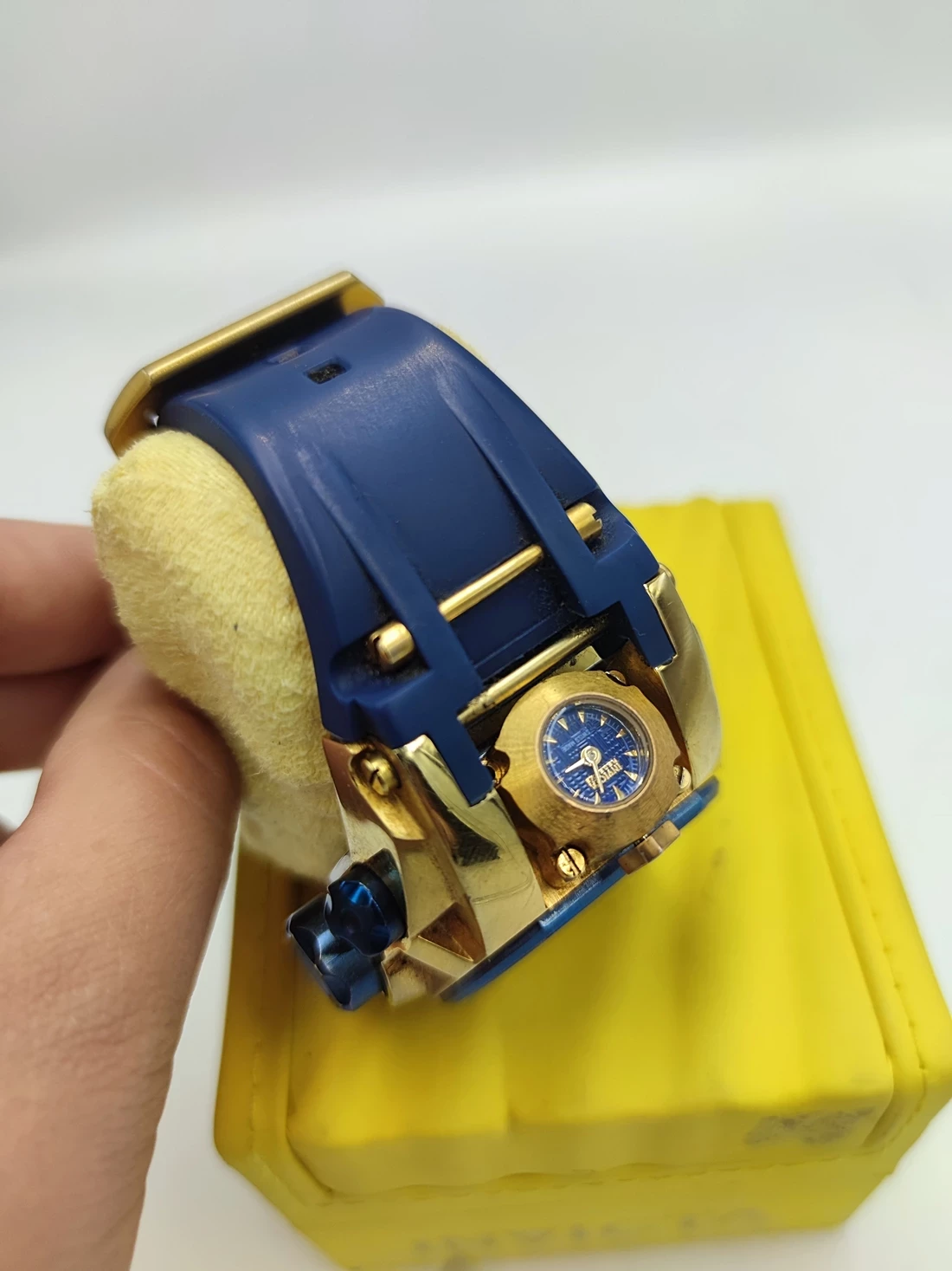 zegarek-invicta-bolt-zeus-szkielko-mineralne