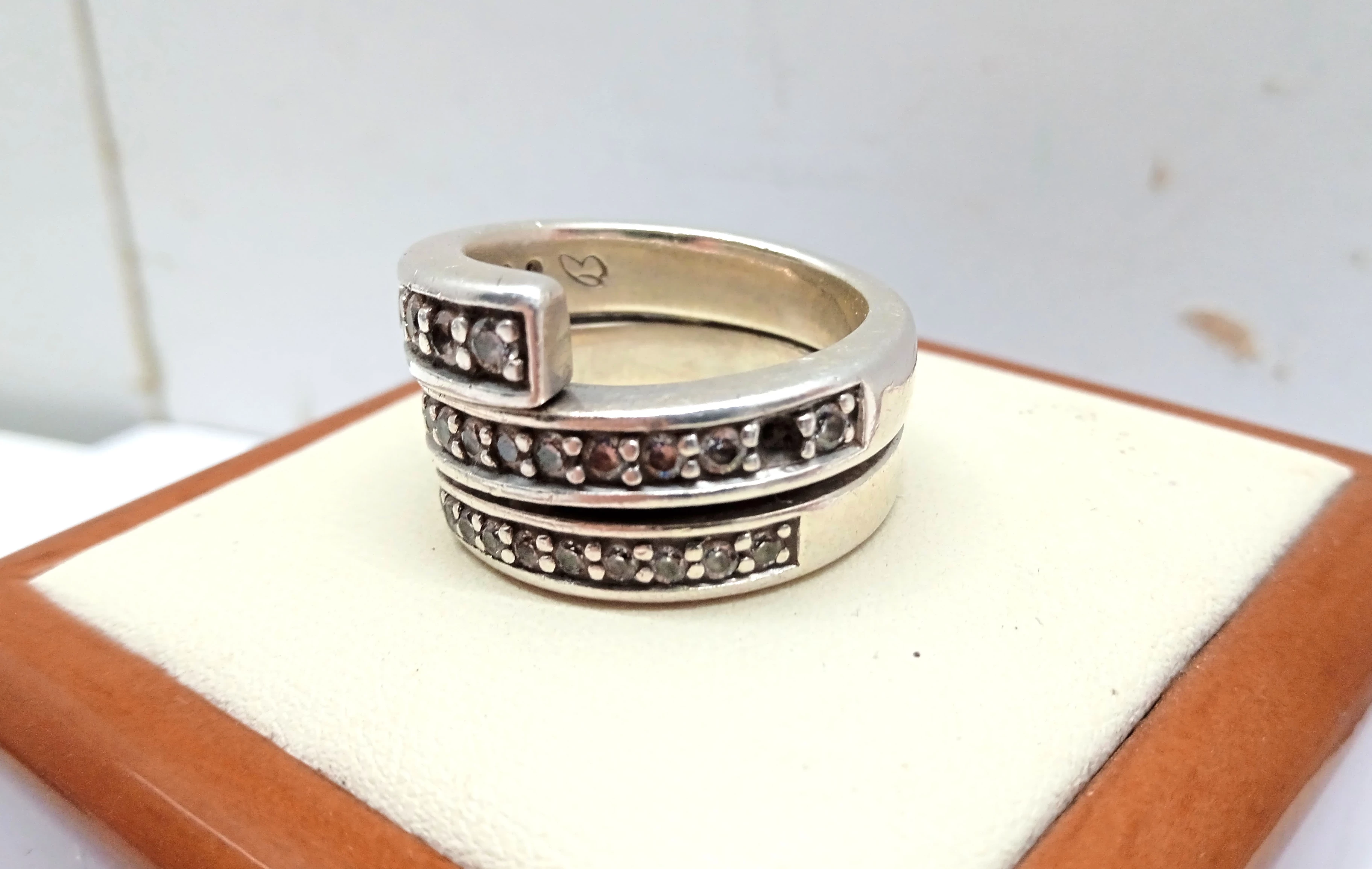 solidny-srebrny-pierscionek-1484gr13-material-ceramika