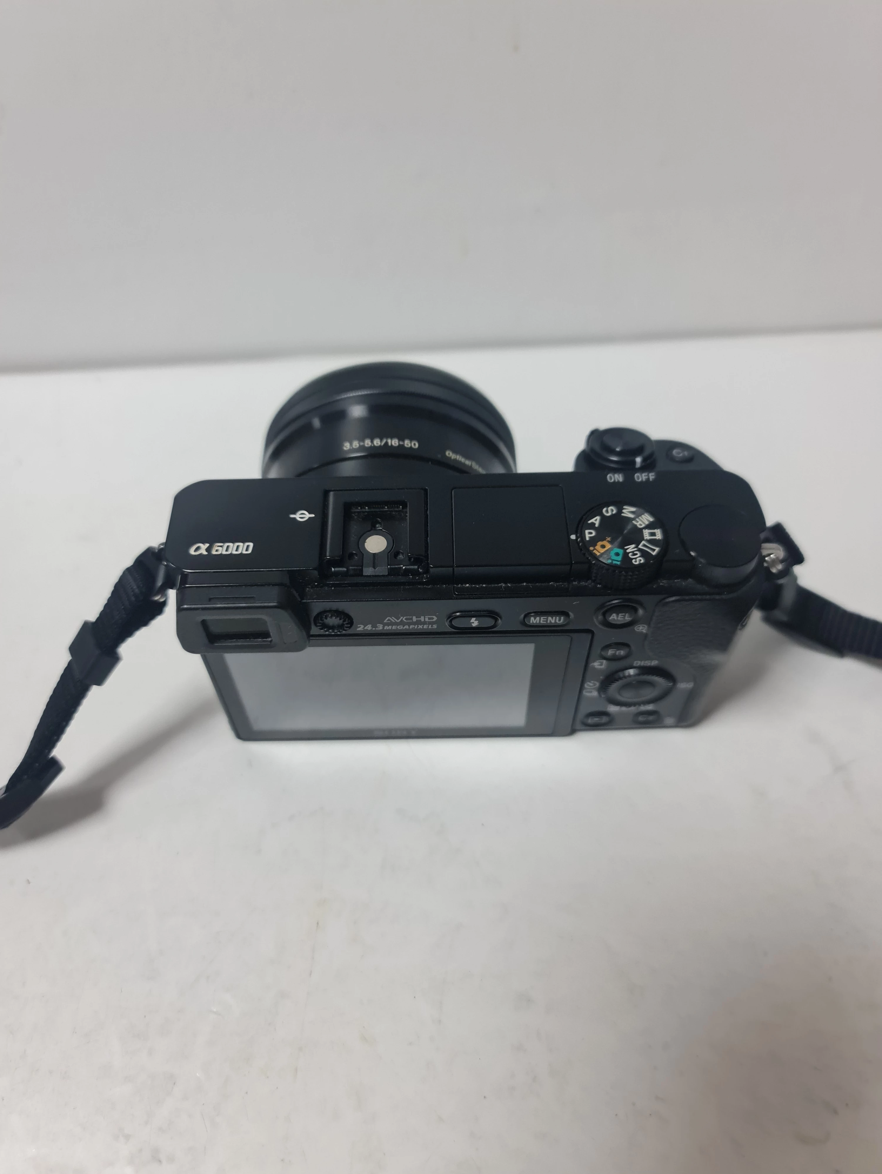 bezlusterkowiec-sony-a6000-etui-lad-rozmiar-matrycy-aps-c