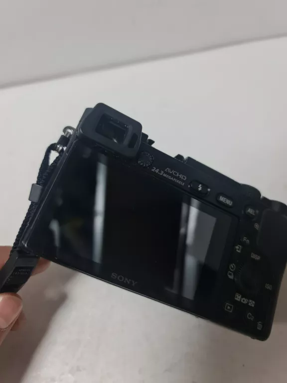 bezlusterkowiec-sony-a6000-etui-lad-marka-sony