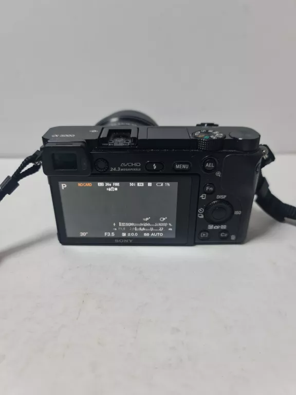 bezlusterkowiec-sony-a6000-etui-lad-w-zestawie-korpus-obiektyw