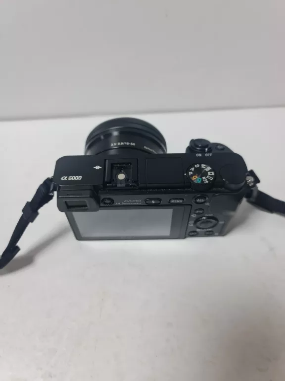 bezlusterkowiec-sony-a6000-etui-lad-rozmiar-matrycy-aps-c
