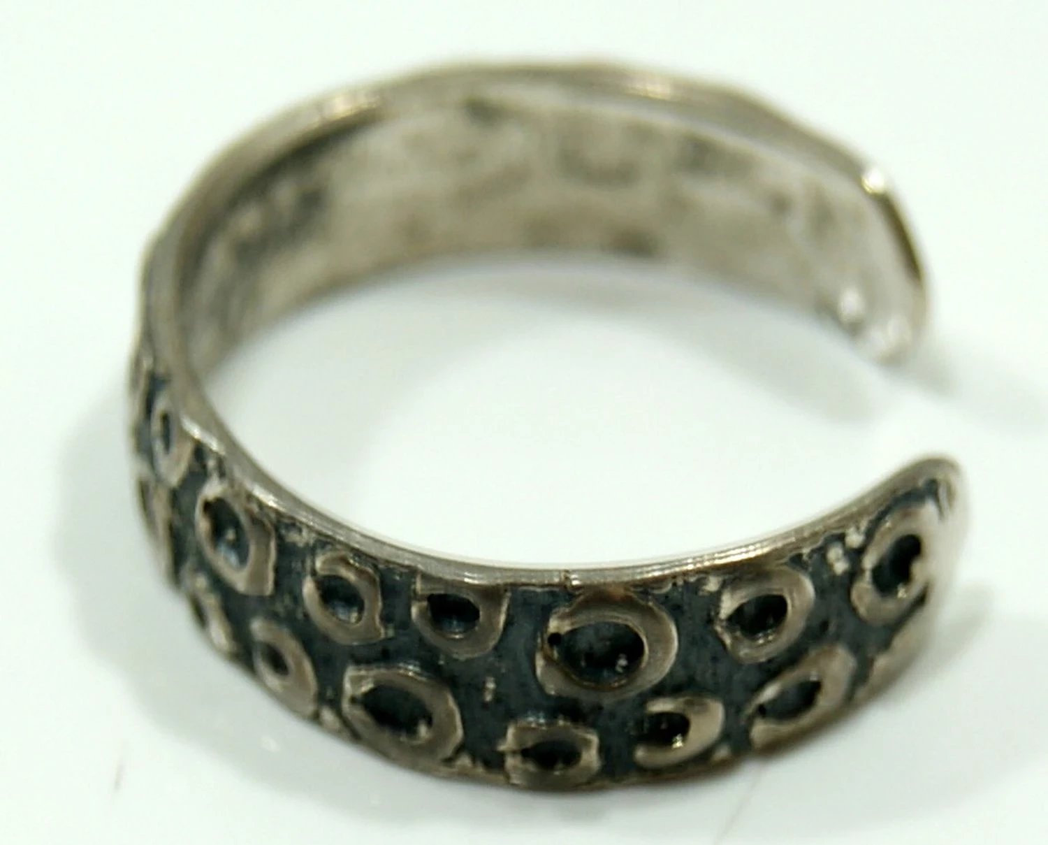 wyjatkowy-srebrny-pierscionek-925-cechy-brak