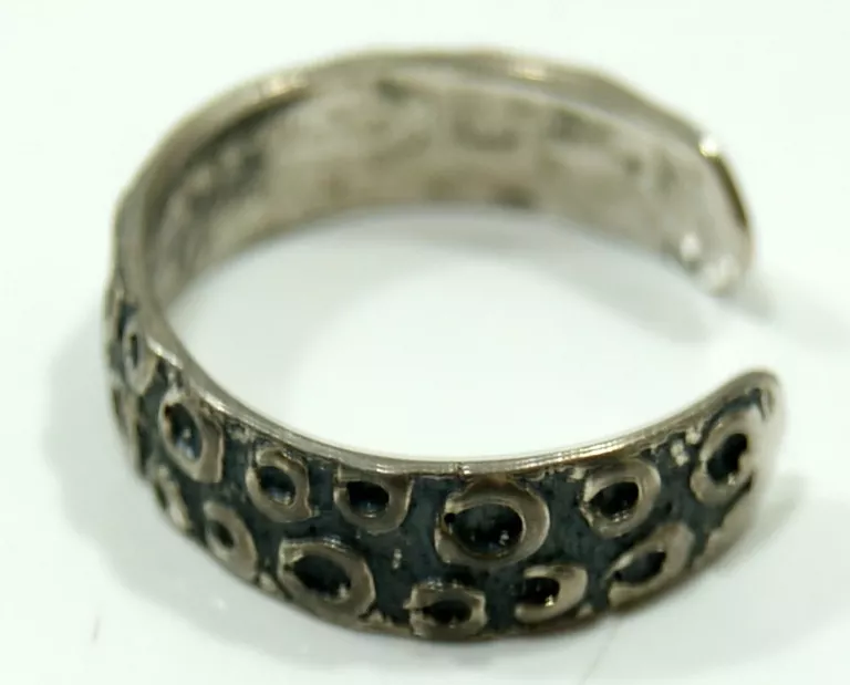 wyjatkowy-srebrny-pierscionek-925-cechy-brak