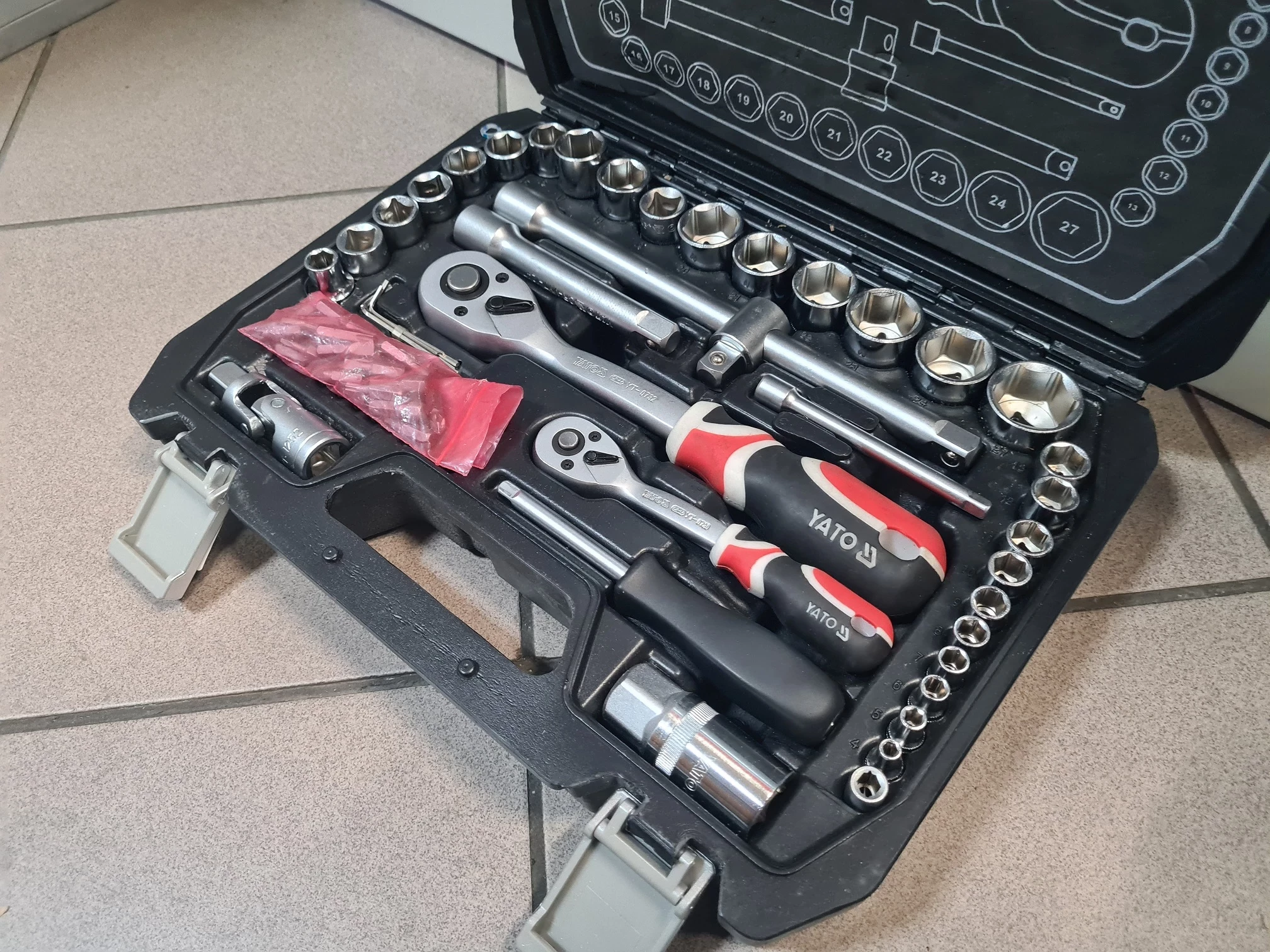 zestaw-kluczy-nasadowych-yato-yt-38782-liczba-elementow-w-zestawie-72