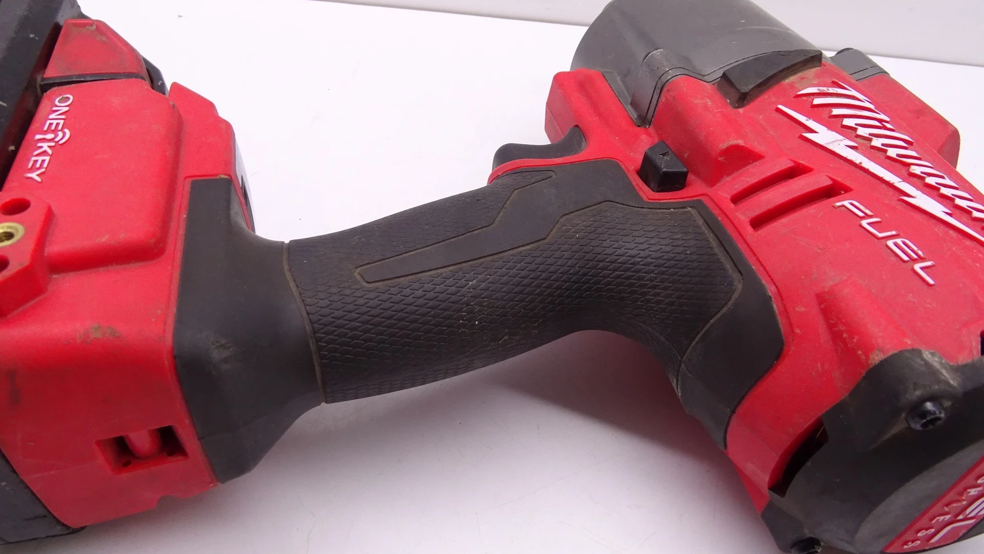 klucz-udarowy-milwaukee-m18-onefhiwf34-aku-8ah-rodzaj-silnika-silnik-bezszczotkowy