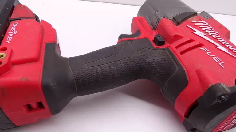 klucz-udarowy-milwaukee-m18-onefhiwf34-aku-8ah-rodzaj-silnika-silnik-bezszczotkowy