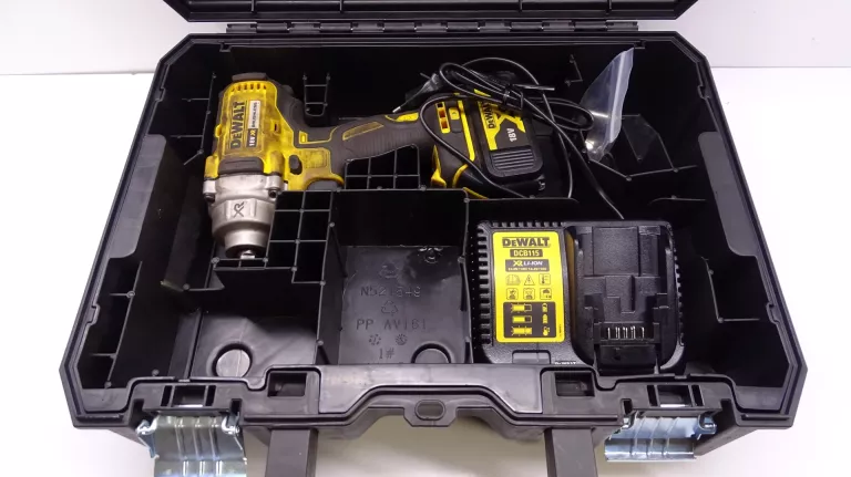 KLUCZ UDAROWY DEWALT DCF894 1/2 4AH ŁAD WALIZKA