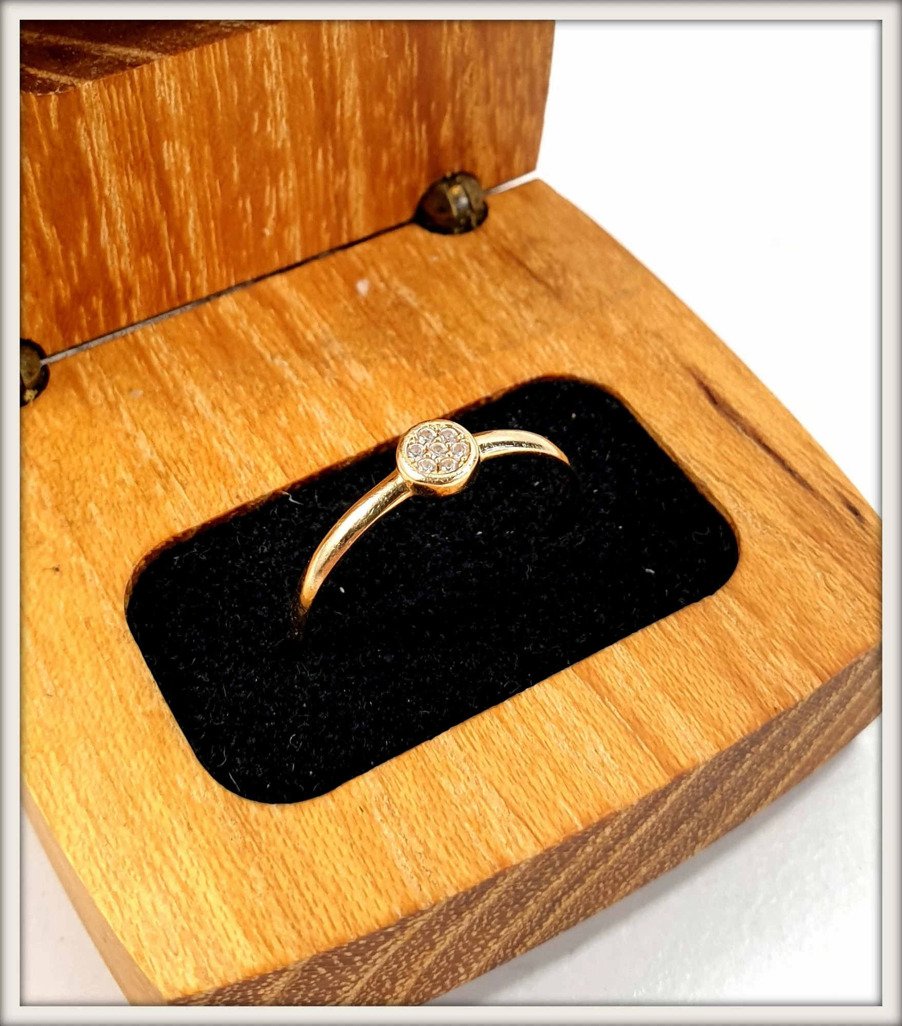 zloty-pierscionek-z-curkoniami-106585-stan-uzywany