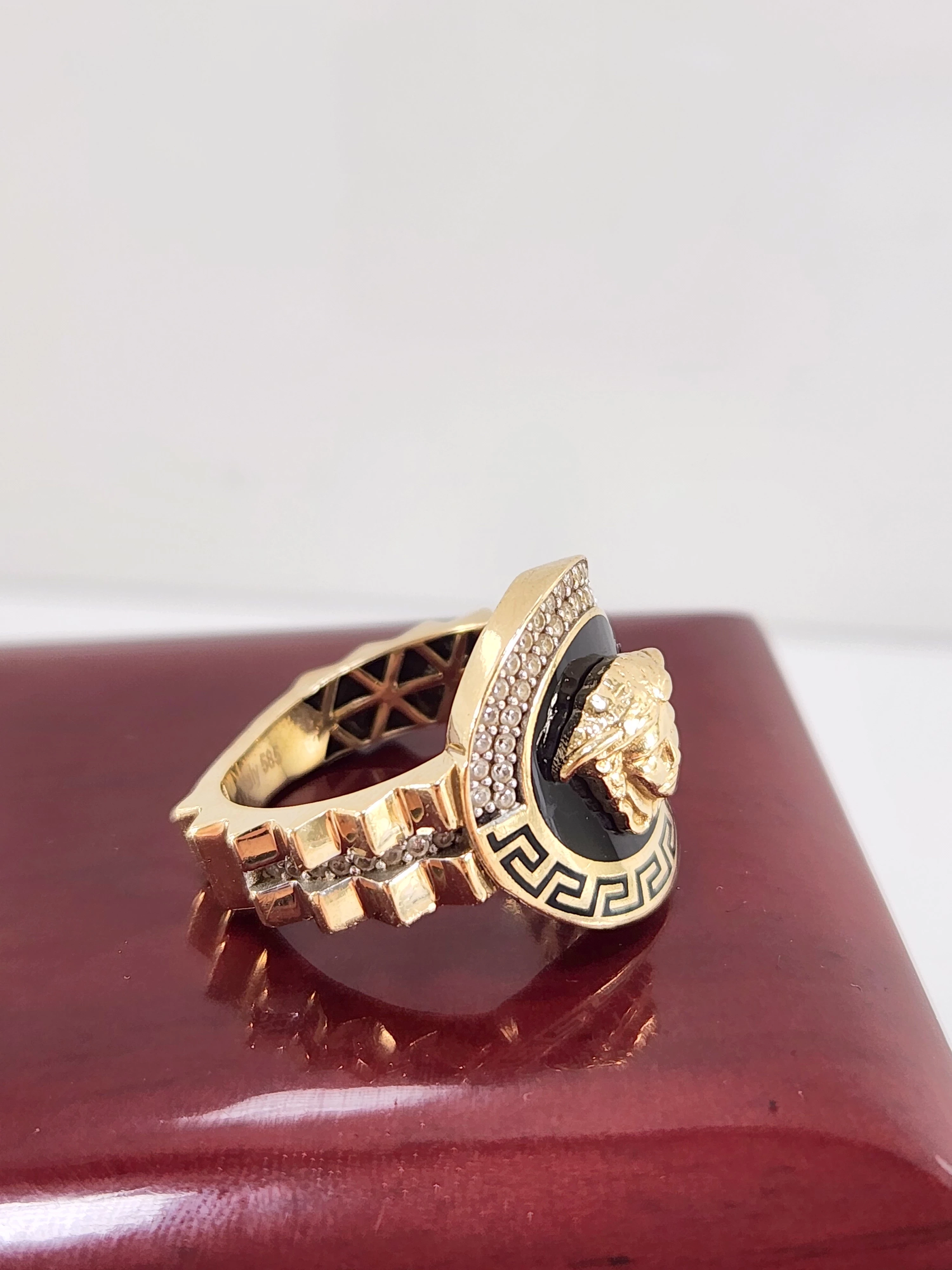 zloty-pierscionek-versace-585-566g-r17-cechy-brak