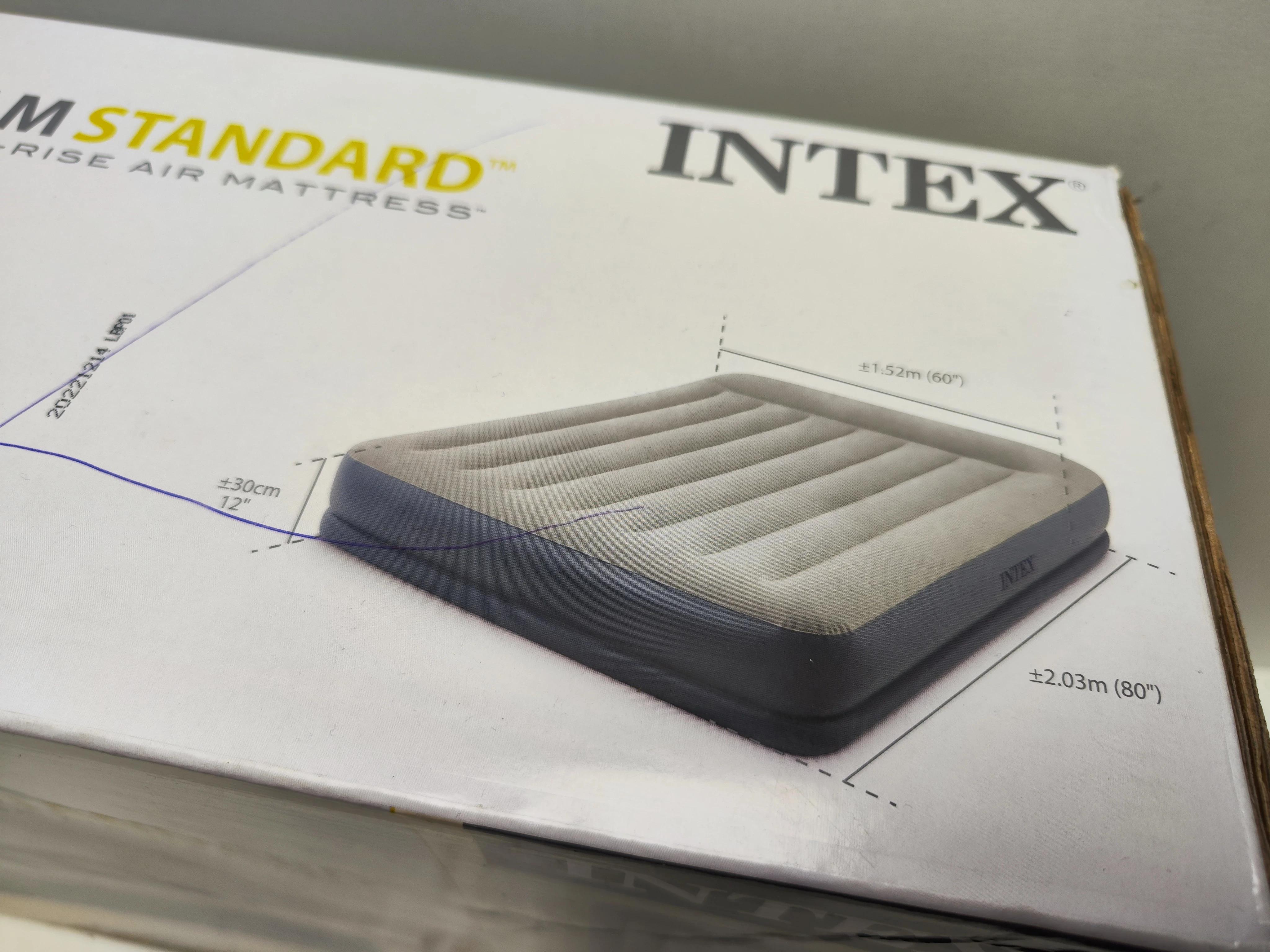 materac-dmuchany-welurowy-z-pompka-intex-lozko-model-64414