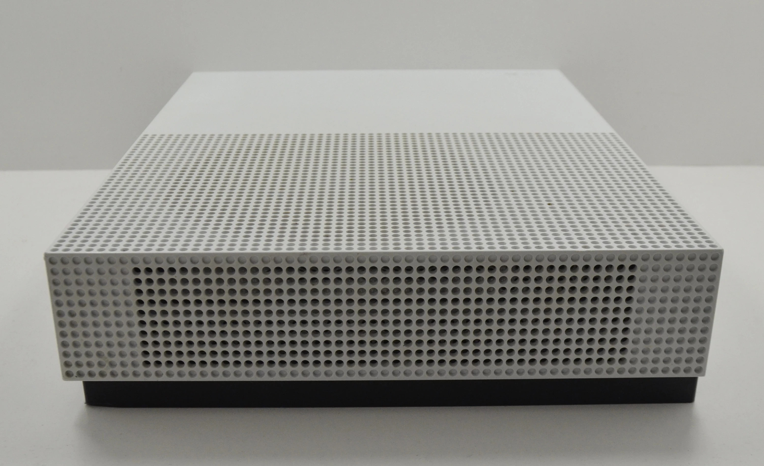 konsola-xbox-one-s-1tb-1681-pad-kable-gry-w-zestawie-nie