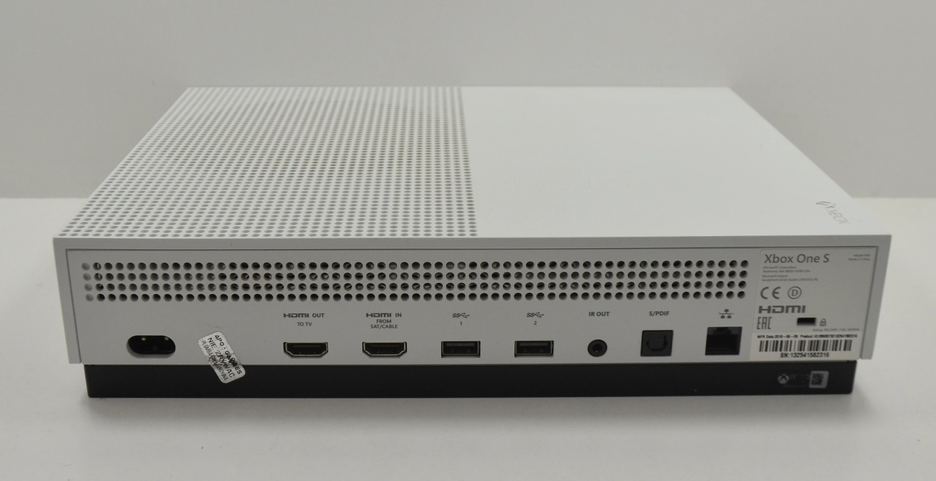 konsola-xbox-one-s-1tb-1681-pad-kable-liczba-kontrolerow-w-zestawie-1