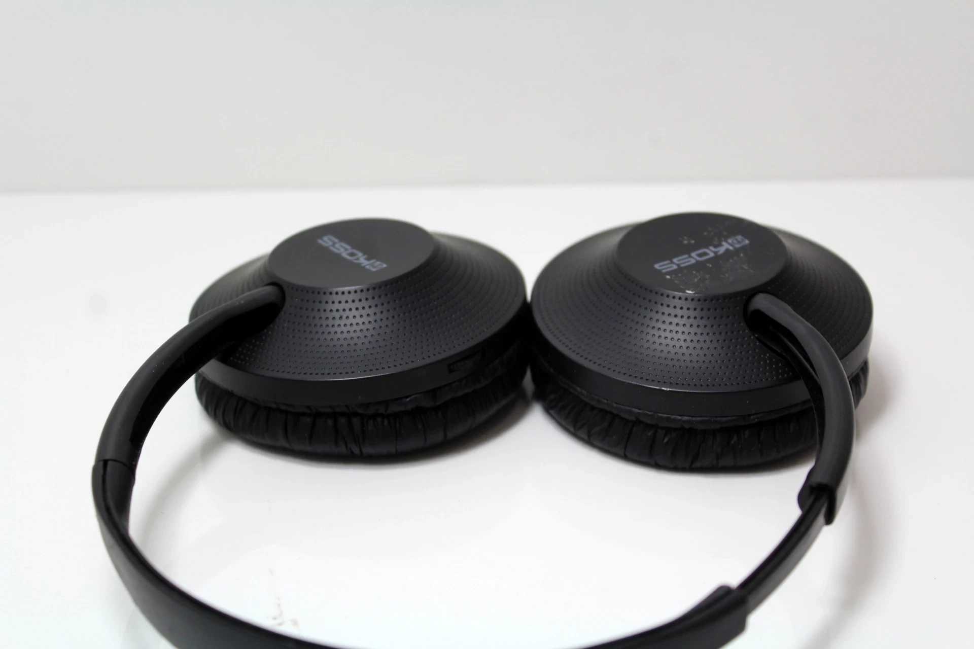 sluchawki-nauszne-bluetooth-koss-kolor-dominujacy-czarny