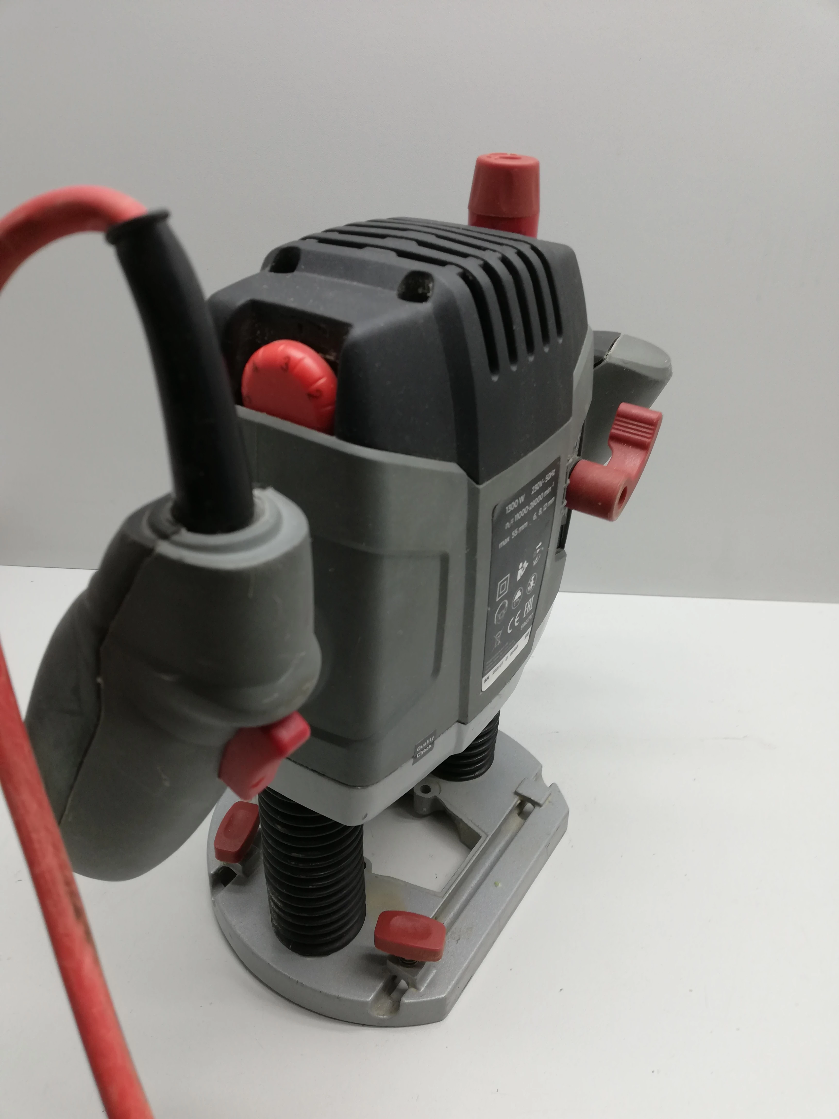 frezarka-graphite-59g717-rodzaj-frezarki-gornowrzecionowa