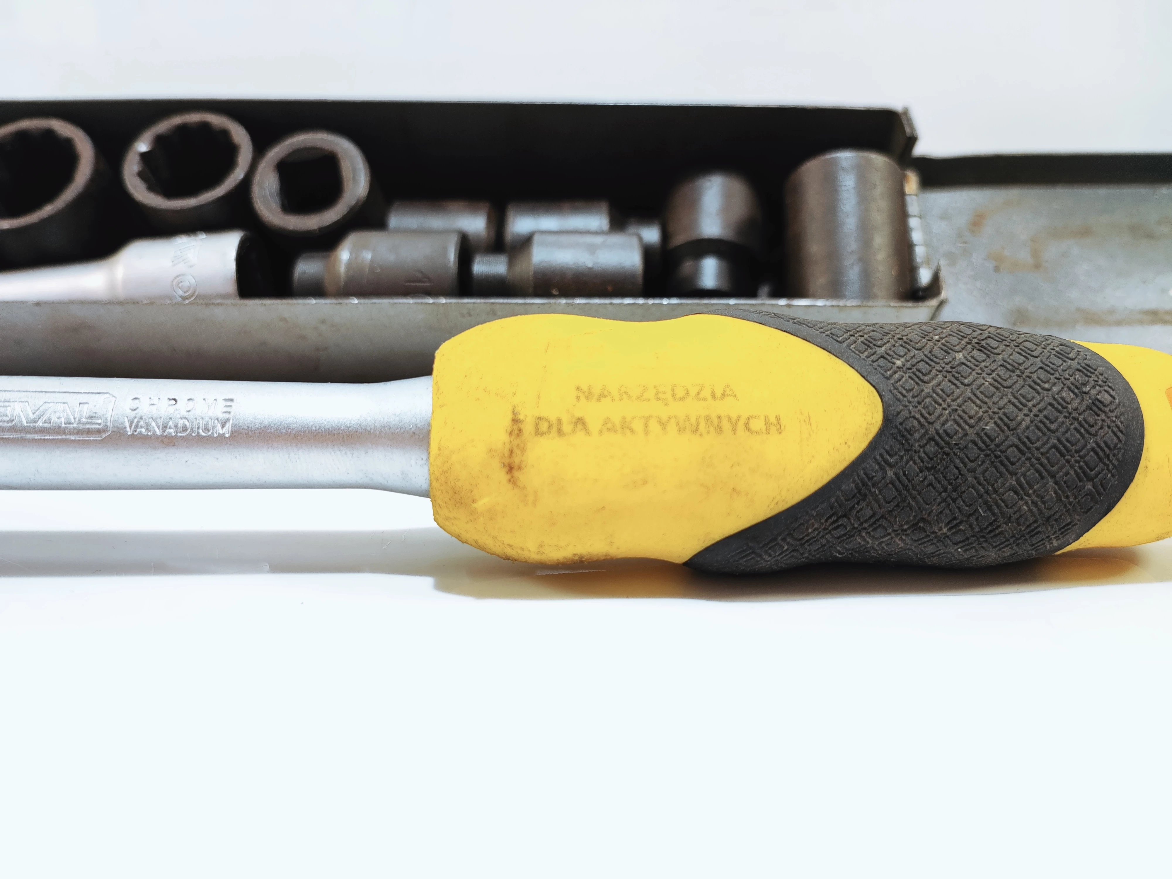 grzechotka-coval-nasadki-w-blaszanym-pudelku-ean-gtin-5904806164032