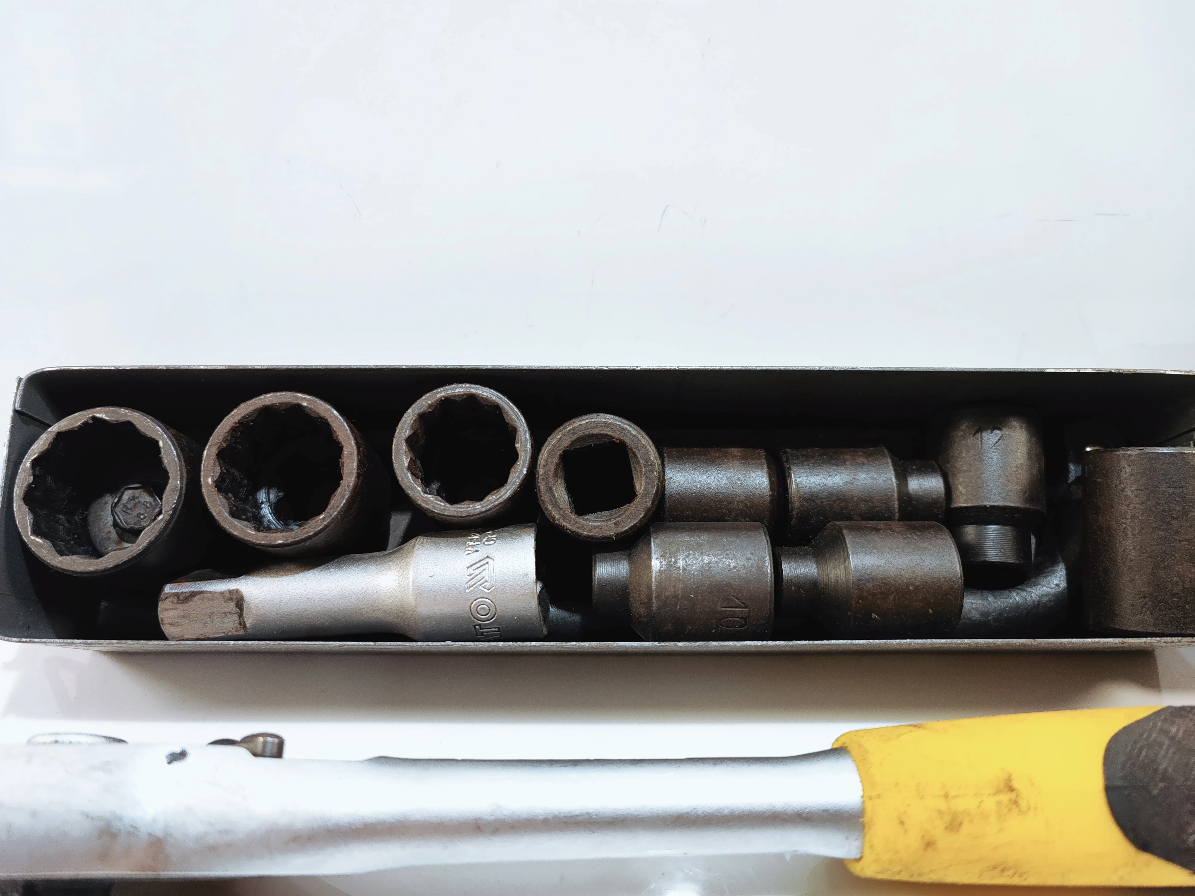 grzechotka-coval-nasadki-w-blaszanym-pudelku-marka-retoo