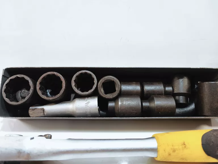 grzechotka-coval-nasadki-w-blaszanym-pudelku-marka-retoo