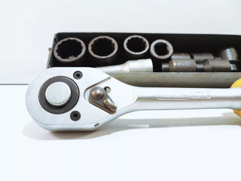 grzechotka-coval-nasadki-w-blaszanym-pudelku-rodzaj-klucza-zestaw-kluczy