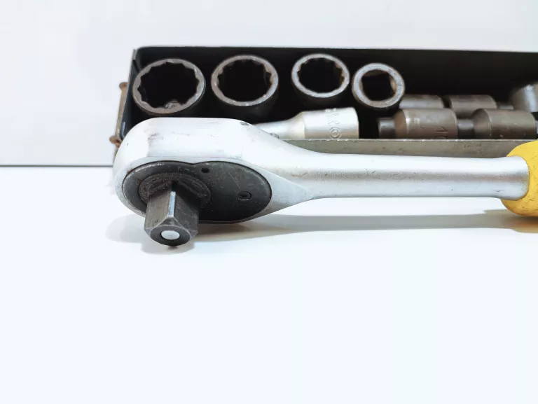 grzechotka-coval-nasadki-w-blaszanym-pudelku-pasieka-36-a-poznan-ska-x