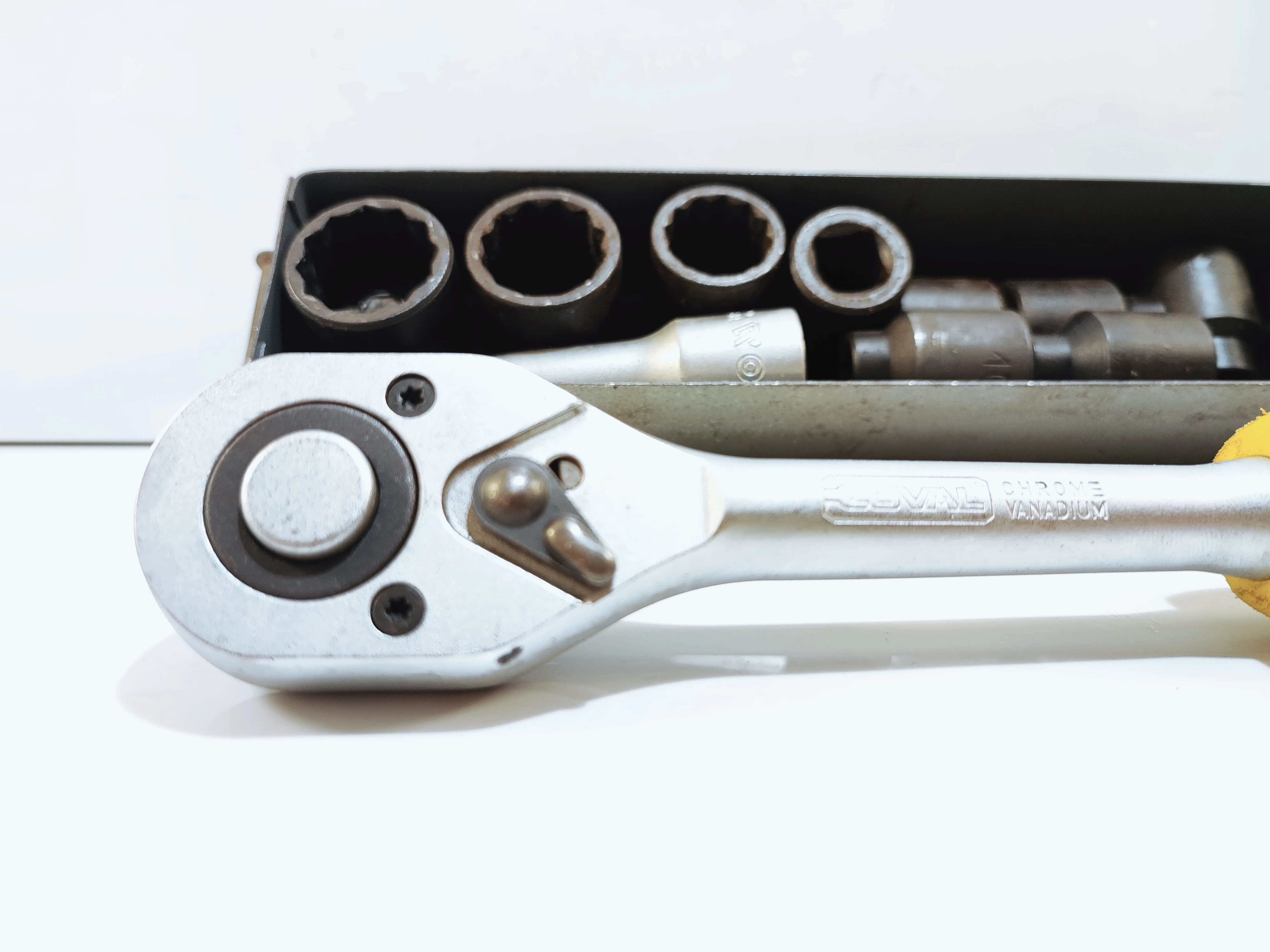 grzechotka-coval-nasadki-w-blaszanym-pudelku-rodzaj-klucza-zestaw-kluczy