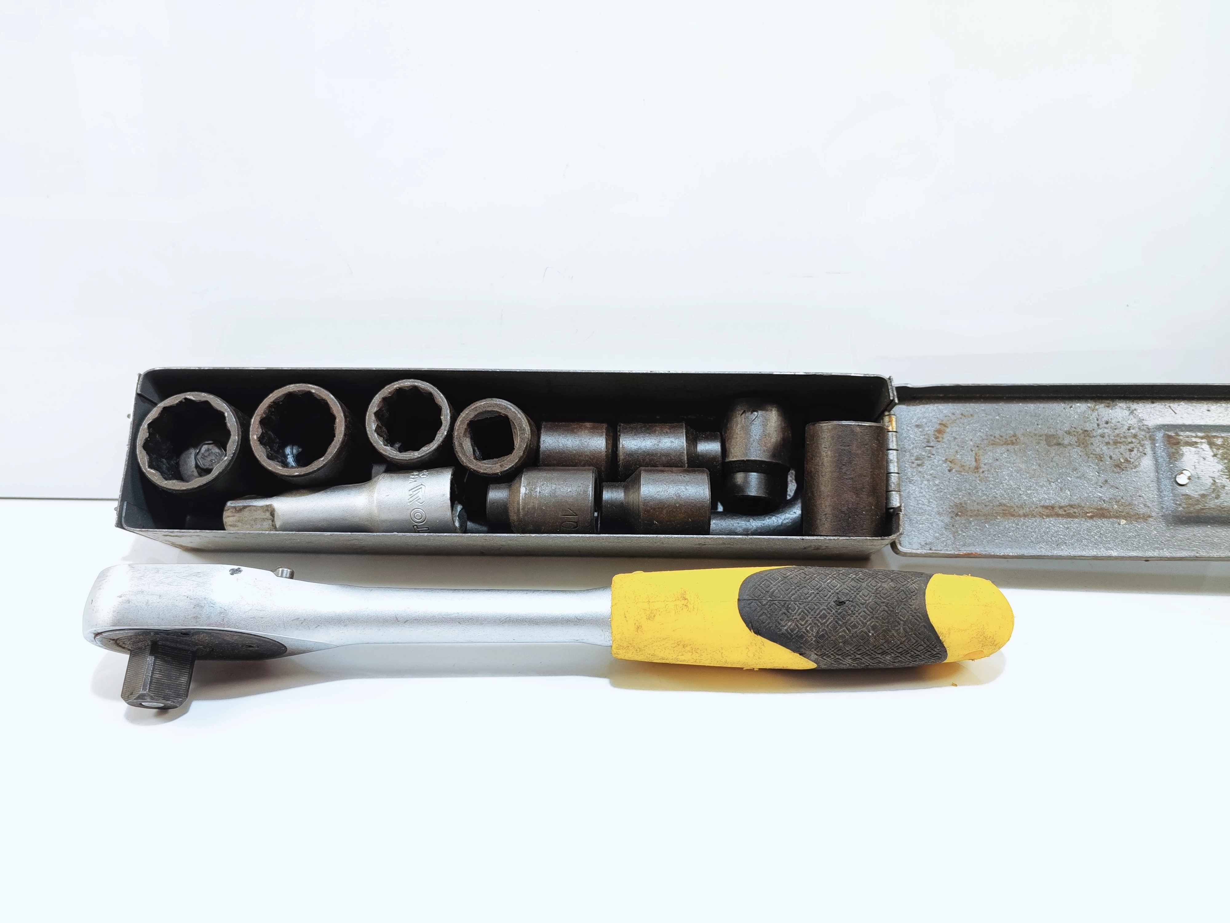 grzechotka-coval-nasadki-w-blaszanym-pudelku-stan-uzywany